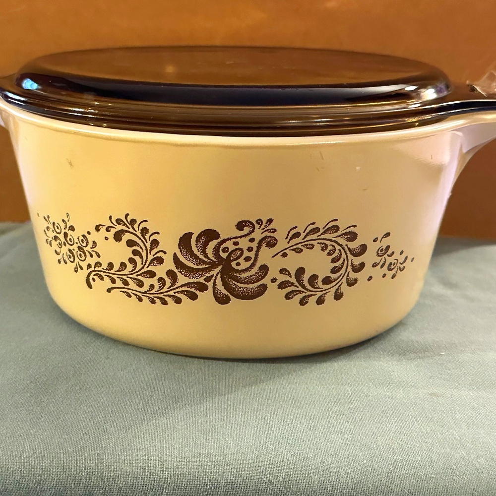 1.5 qt Homestead Brown Pyrex Casserole w/Lid